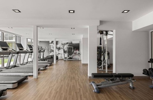 Saddle Brook Hotel | Sports fans - modern room with king bed at NJ hotel close to Metlife Stadium