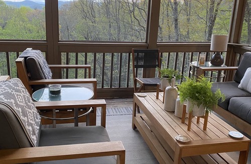 Highlands House | Flat Mountain Estates with long range views and beautiful decor