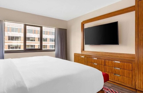 West End Hotel | Four 1-Bedroom King Stays w/Kitchenettes | Free Breakfast | 0.5 Mi to Georgetwn