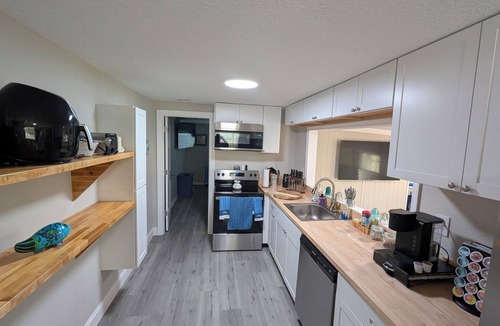 Satsuma House | FREE Boat to use-Fish from the TIKI outback-Dock your boat on canal-Pets OK-4 Br