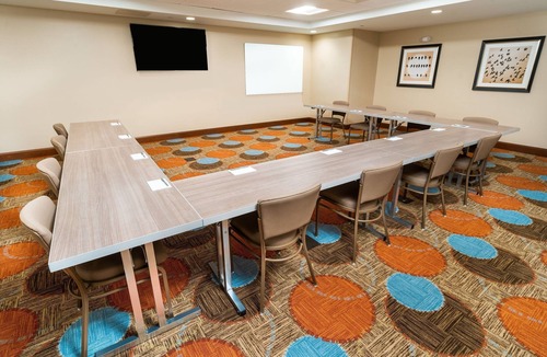 Newark Condo | Free Breakfast. Pool. Shared BBQ. 30 Min to Oakland Zoo!
