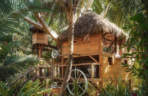 Lo de Marcos House | Friends and Family Gulf Getaway! Outdoor Pools, Beachfront, Free Parking!