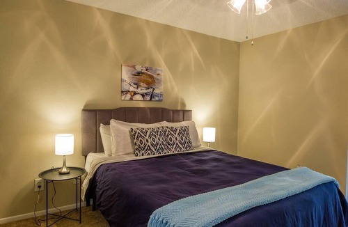 Arlington Apartment | Frontdesk | 1BR Apt near Dining + Entertainment
