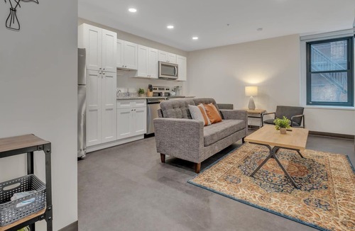 Cultural District Apartment | Frontdesk | Studio Apt near Pittsburgh Zoo