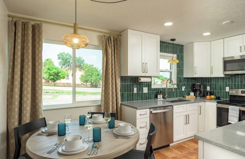 Berkley Condo | ☀Full Amenities, Two King Beds each w/private ensuite bathroom, Centrally located☀