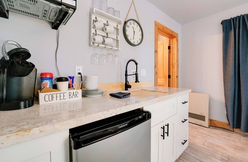 Peninsula Village Apartment | Gateway to Lassen Volcanic! Cozy Woodland Studio