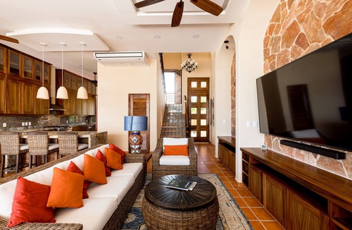 San Pedro Mixtepec Villa | Gorgeous 3 Bedroom Beachfront Villa with Swim Up Bar