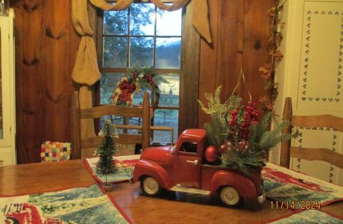 Kegley House | Gorgeous cabin stay near I-77, views, antiques, Wi-fi, wonderful experience for 2!