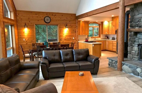 Maple Falls House | Gorgeous Lakefront Cabin