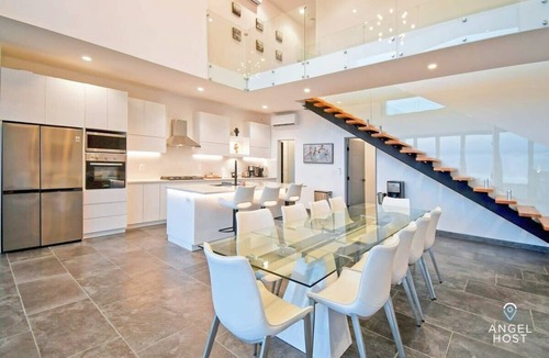 La Paz House | Great Bay Views, Infinity Pool, BBQ, Walk to Beach