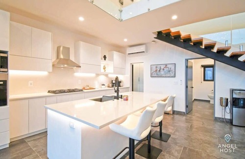 La Paz House | Great Bay Views, Infinity Pool, BBQ, Walk to Beach