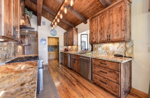 Lake Almanor Country Club House | Great Beach - Lakefront home at Lake Almanor Country Club