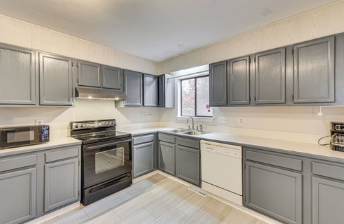 Mint Hill House | Group-Friendly Home w/Yard in Charlotte Suburbs!