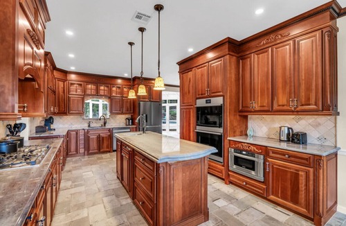 Stony Point Villa | Group Retreat w. Backyard, BBQ, Gym, Games & More!