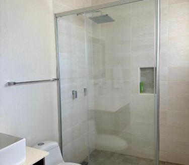 Queretaro House | Habitación con baño privado, frente al Conin