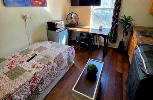 Paterson House | Habitación Privada y sencilla con TV de 55 pulgadas cerca de NY