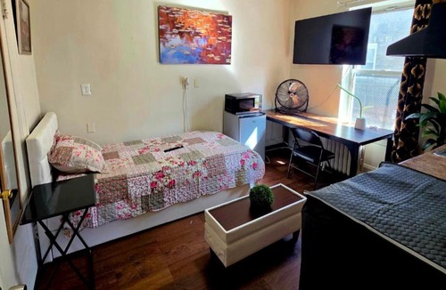 Paterson House | Habitación Privada y sencilla con TV de 55 pulgadas cerca de NY
