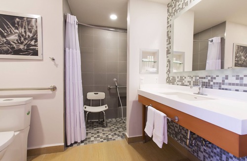 Paraiso Hotel | Hampton Inn & Suites by Hilton Paraiso