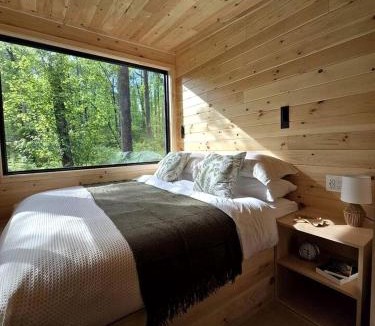 Quakertown House | Hickory: Minimalist Escape for 2 in a Cozy Cabin with Serene Vibes in Pennsylvania