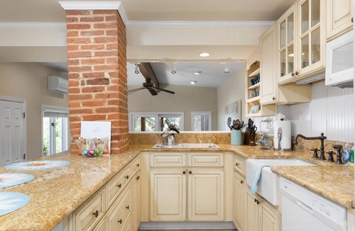 Historic District House | Historic Happy Home Steps from Main Street w Private Yard, Screened-In Porch & Parking