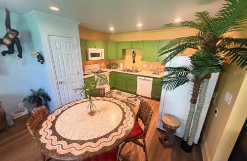 New Bern Hotel | Historic Ziegler Inn and Suites with Whimsical Themed Rooms