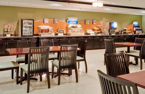 Warminster Hotel | Holiday Inn Express Hotel & Suites Warminster-Horsham by IHG