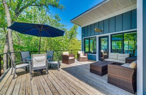 Stockholm House | Hot Tub & Dock: Beachfront Oasis in Stockholm!