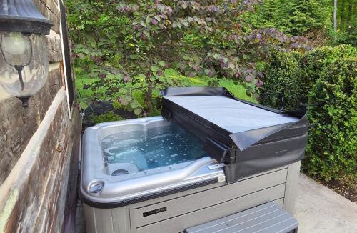 Pine Bush House | Hot Tub & Fire Pit! Eclectic Ulster County Cabin