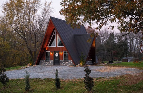 Idlewild Cottage | Hot Tub, Fire Pit, On-site Pond: Cozy Kenton Cabin