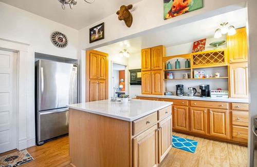 Stanley House | Hot tub, firepit, grill & game room—patio fun!