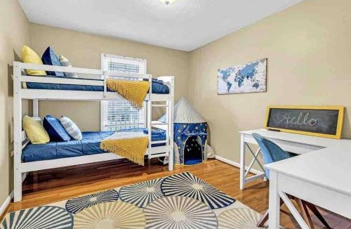 Pleasant Garden Apartment | Hot Tub, K Bed, Hammock, Fire pit, Quiet & Peaceful