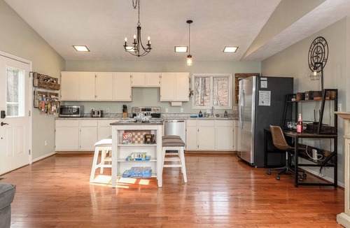 Lexington House | HOT TUB w CA King beds Acres of & secluded. Pymt plan, dogs welcome