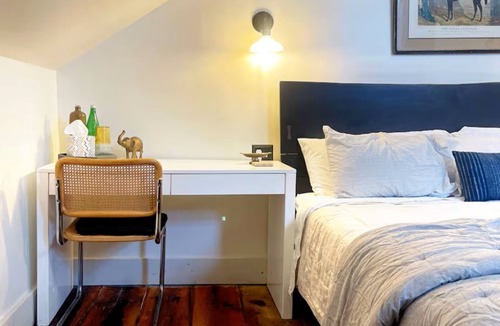 Poughkeepsie Bed & Breakfast | Hudson Pond · Hideaway King Suite · GF Breakfast