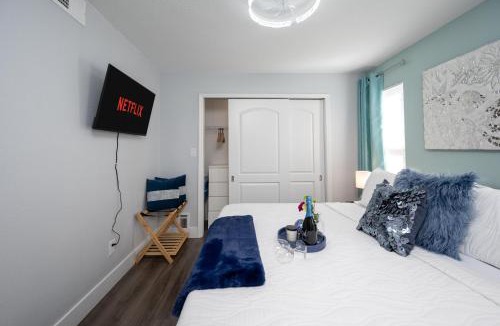 Egypt Lake-Leto Villa | Huge Loft Style 3BR - KING Bed, Pool, WiFi, Washer & Dryer, AC, Free Parking - IDEAL FOR Medical, Business, Groups, Relocation - near Moffitt Cancer Center and Raymond James Stadium - Centrally Located