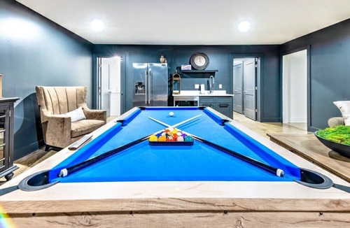Berry Hill House | Huge Lux Home Rooftop Views + Hot Tub, Pool+Sauna!