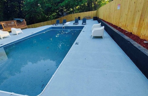 Concord House | Huge Private Pool/Large Fenced Yard/Firepit/Luxury/Walk to Gibson Mill