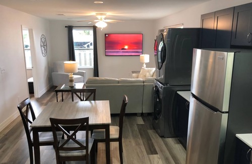 Sanders Beach House | Immaculate & cozy/Ultra Relax/Downtown walk/Bay view from property/Beach 20 min
