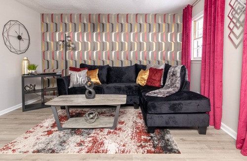 Graham Apartment | Impeccable 2BR Apartment Upstairs Fast WiFi