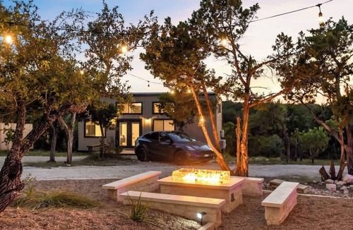Dripping Springs House | Infinity Ranch–Resort Oasis for 16 Pool Pets Vibes
