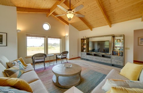 Manchester House | Inviting Manchester Home w/Hot Tub Near Beach!