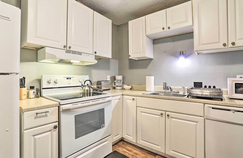 Mount Pocono Condo | Inviting Poconos Getaway w/Deck: Ski & Hike!