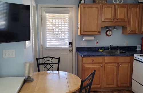 Hatteras Cottage | Island Time is an enchanting oceanfront cottage perfect for couples