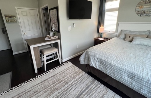 Smith Mountain Lake Resort | King bed corner studio Mariners Resort w/ Amenities indoor pool