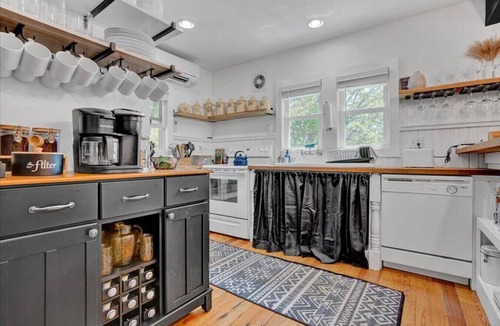 Mount Pocono House | King&Queen of the Poconos: Near Camelback&Kalahari