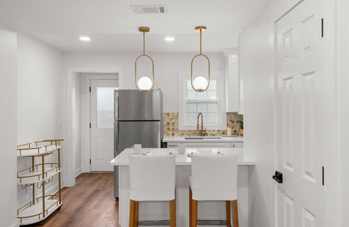North Philadelphia House | King Size Bed, Modern, Close to Public Transportation and Eateries