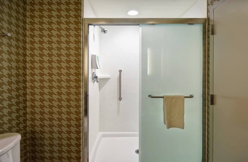 Mechanicsburg Hotel | King Studio Escape w/Indoor Pool, BBQ Area & Nearby Dining Spots + Breakfast