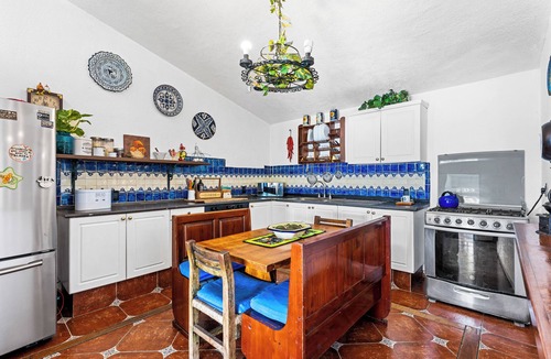 Cuernavaca House | La Casa del Arte with pool and Jacuzzi, palapa with barbecue and garden.
