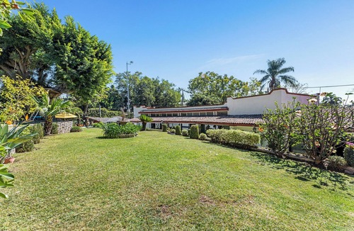 Cuernavaca House | La Casa del Arte with pool and Jacuzzi, palapa with barbecue and garden.
