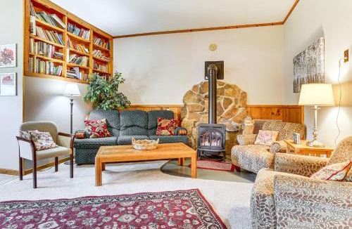 Dakota House | La Crescent Cottage on Minnesota Bluffs w/View!