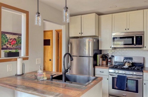 Athens Ski Chalet | Lakefront Chalet with Private Dock